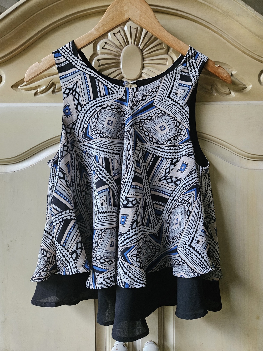 Geometric Print Sleeveless Tank Top in Black, White & Blue